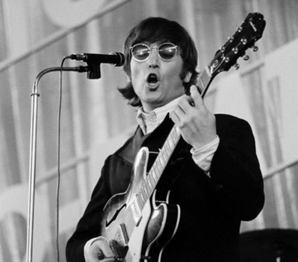 جان لنون از گروه بیتلر از تاثیرگذارترین سانگ رایترهای تاریخ موسیقی