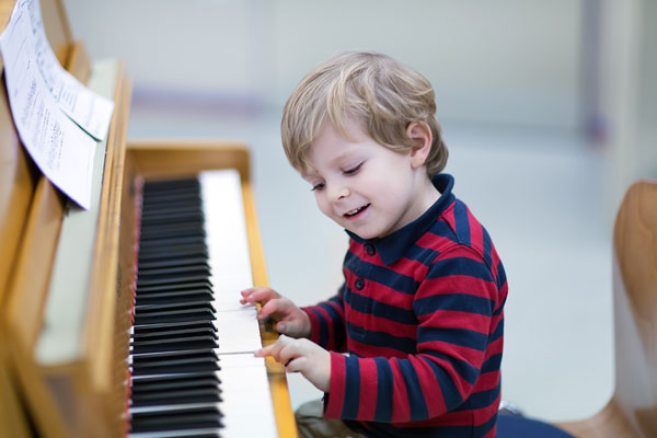 نواختن ساز پیانو توسط یک کودک